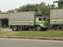Ein 3-achsiger Hino-Lkw am 05.07.2009 in der thailndischen Kleinstadt Lamplaimat