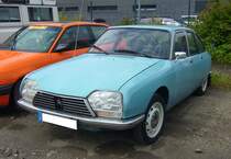 Citroen GS 1220 Club, gebaut im Citroen-Werk Rennes in den Jahren von 1972 bis 1986. Der GS wurde bereits 1970 vorgestellt. Der Motor war als luftgekühlter Vierzylinderboxermotor konzipiert und hat beim 1220 ebendiesen Hubraum mit einer Leistung von 58 PS oder 63 PS. Aus dem Modell DS wurde die hydropneumatische Federung in vereinfachter Form verbaut. Die für die damalige Zeit ungewöhnlich stromlinienförmige Karosserie ermöglichte einen geringen Kraftstoffverbrauch und überdurchschnittlich hohe Höchstgeschwindigkeiten. Dieser GS 1220 Club ist im Farbton bleu uzés lackiert und wurde 1976 gebaut. 16. Oldtimer-Festival an der  Alten Dreherei  in Mülheim an der Ruhr am 16.06.2024.