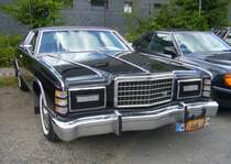 Ford LTD Landau Hardtop Coupe aus dem Jahr 1975. Von diesem Coupe-Modell verkaufte Ford im Modelljahr 1975 genau 26.919 Fahrzeuge. Der gezeigte LTD wurde im Werk Oakville/Canada montiert und in New York City erstmalig zugelassen. Der Erstbesitzer hat damals US$ 5484,00 für dieses Auto bezahlt. Unter der Motorhaube verrichtet ein V8-Motor seinen Dienst, der aus einem Hubraum von 460 cui (7538 cm³) eine Leistung von 280 PS mittels seines Dreigang-Automaticgetriebes an die Hinterachse weiter gibt. 16. Oldtimer-Festival an der  Alten Dreherei  in Mülheim an der Ruhr am 15.06.2024. 