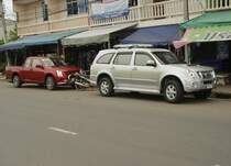 Am 05.07.2009 in der thailndischen Kleinstadt Lamplaimat gesehen: ein ISUZU MU-7 und dahinter ein ISUZU D-max