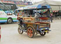 Nochmals das Suzuki Motorradtaxi in Lamplaimat, diesmal von der Rckseite gesehen, da, wo die Fahrgste aufsteigen und fr den Transport Platz nehmen. (05.07.2009)
