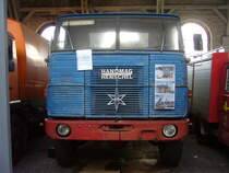 Frontansicht eines Hanomag Henschel F161 AK aus dem Jahr 1969. Im Moment wartet das gute Stück noch auf eine Restaurierung bei einem neuen Besitzer. Der Sechszylinderreihendieselmotor hat einen Hubraum von 11863 cm³ und leistet 241 PS. 16. Oldtimer-Festival an der  Alten Dreherei  in Mülheim an der Ruhr am 15.06.2024.