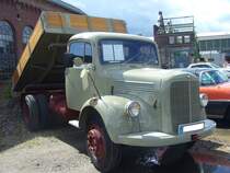 Mercedes Benz LK321 aus dem Jahr 1958. Der Dreiseitenkipperaufbau stammt von der Firma Meiller. Unter der Motorhaube verrichtet der legendäre OM312-Motor (OM steht für Ölmotor) seinen Dienst. Dieser Sechszylinderreihendieselmotor hat einen Hubraum von 5068 cm³ und leistet 110 PS. Die Höchstgeschwindigkeit dieses Kipplastwagens ist mit 77 km/h angegeben. 16. Oldtimer-Festival an der  Alten Dreherei  in Mülheim an der Ruhr am 15.06.2024.