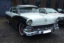 Ford Fairlane Club Sedan aus dem Jahr 1956. Im Modelljahr 1956 war die Modellreihe Fairlane das Topmodell im PKW-Programm von Ford. Darunter rangierte Customline-Reihe und als Basismodell diente der Mainline. Vom Fairlane in der gezeigten Karosserieversion verkaufte Ford in diesem Modelljahr 142.629 Autos zu einem Preis ab US$ 2047,00 bzw. US$ 2147,00 an den Bundesstaaten an der Westküste. Basismotorisierung war ein Sechszylinderreihenmotor mit einem Hubraum von 3653 cm³ und einer Leistung von 137 PS. Gegen Aufpreis konnte auch ein V8-Motor mit einem Hubraum von 4475 cm³ und 173 PS bestellt werden. 16. Oldtimer-Festival an der  Alten Dreherei  in Mülheim an der Ruhr am 16.06.2024.