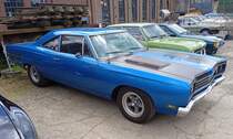 Profilansicht eines Plymouth Roadrunner Coupe des Modelljahres 1969. Die Modellreihe  Roadrunner  ist dem damals aufkommenden Segment der stark motorisierten  Musclecars  zuzuordnen. Von diesem Modell setzte die Chrysler-Division Plymouth im Jahr 1969 genau 48.549 Fahrzeuge ab, die ab einem Kaufpreis von 3083 US$ beim Plymouth-Dealer standen. Der abgelichtete  Roadrunner  ist im Farbcode EB7 = jamaica blue metallic lackiert. Unter der Haube verrichtet ein V8-Motor mit einem Hubraum von 440 cui (7206 cm³) und einer Leistung von ca. 380 PS seinen Dienst. 16. Oldtimer-Festival an der  Alten Dreherei  in Mülheim an der Ruhr am 15.06.2024.