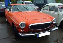 Volvo P 1800 ES, produziert in den Jahren 1972 und 1973 im Volvo-Stammwerk Lundby bei Göteborg. Im Volksmund machte sich, aufgrund der gläsernen Heckklappe des Wagens, schnell der Begriff  Schneewittchensarg  breit. Der Vierzylinderreihenmotor hat einen Hubraum von 1986 cm³ und leistet 125 PS. Die Höchstgeschwindigkeit wurde mit ca. 190 km/h angegeben. Dieser P 1800 ES dürfte, wie die meisten der ca. 8.100 hergestellten P 1800 ES Modelle, in die USA exportiert worden sein. Das ist an den seitlichen Begrenzungsleuchten erkennbar. Der abgelichtete Volvo ist im damals sehr beliebten Farbton orange lackiert. 16. Oldtimer-Festival an der  Alten Dreherei  in Mülheim an der Ruhr am 16.06.2024.