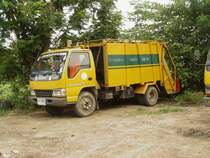 Ein Isuzu LKW als Mlltransportfahrzeug am 04.07.2009 in der thailndischen Kleinstadt Lamplaimat