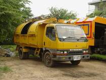 Am 05.07.2009 in der thailndischen Kleinstadt Lamplaimat gesehen: ein Mitsubishi LKW fr den Mlltransport vorgesehen