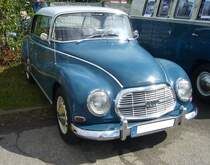 DKW Auto Union 1000 Limousine, produziert von Januar 1958 bis April 1960. Ein solcher DKW 1000 kostete bei seiner Vorstellung genau DM 6000,00. Dafür erhielt der Kunde einen geräumigen Wagen mit einem Dreizylinderzweitaktmotor. Dieser hat einen Hubraum von 980 cm³ und leistet 44 PS. Die Höchstgeschwindigkeit wurde damals mit 130 km/h angegeben. 16. Oldtimer-Festival an der  Alten Dreherei  in Mülheim an der Ruhr am 15.06.2024.