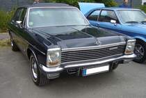 Opel Diplomat B V8 im Farbton kosmosblau, produziert von 1969 bis 1977. Die neue KAD Baureihe (Kapitän/Admiral/Diplomat) wurde im März 1969 vorgestellt. Aufgrund des schleppenden Verkaufs, wurde der Kapitän bereits 1970 wieder eingestellt. Während der gesamten Bauzeit verkaufte Opel 11.108 Fahrzeuge vom gezeigten Diplomat V8. Bei seiner Vorstellung kostete ein solcher Diplomat V8 mindestens DM 20.260,00, im letzten Produktionsjahr bereits DM 34.950,00. Der aus dem Regal von Chevrolet stammende V8-Motor hat einen Hubraum von 5354 cm³ und leistet 230 PS. 16. Oldtimer-Festival an der  Alten Dreherei  in Mülheim an der Ruhr am 16.06.2024.