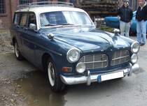 Volvo P221 aus dem Jahr 1964. Vom so genannten  Amazon  Kombi wurden zwischen Fabruar 1962 und Mai 1969 ziemlich genau 73.200 Fahrzeuge hergestellt. Für Vortrieb sorgt in diesem wunderschönen Kombi der legendäre Vierzylinderreihenmotor B18A. Der Motor hat einen Hubraum von 1780 cm³ und leistet in diesem P221 68 PS. Ab dem Modelljahr 1966 wurde die Leistung auf 75 PS erhöht. 16. Oldtimer-Festival an der  Alten Dreherei  in Mülheim an der Ruhr am 15.06.2024.
