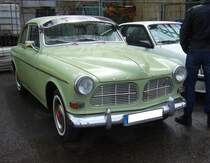 Volvo P121  Amazon  aus dem Modelljahr 1965. In dieser Form wurde das Modell von 1956 bis 1970 produziert. Der besser unter der Bezeichnung  Amazon  bekannte Volvo wurde fast 670.000 mal produziert. Der gezeigte Volvo P121 hat den als B18 bekannten Vierzylinderreihenmotor mit einem Hubraum von 1778 cm³ und einer Leistung von 68 PS. 16. Oldtimer-Festival an der  Alten Dreherei  in Mülheim an der Ruhr am 16.06.2024.