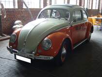 VW Typ 1  Käfer  aus dem Jahr 1956. Hier handelt es sich um ein Fahrzeug aus der ehemaligen Fahrzeug der Tengelmann Warenhandelsgesellschaft. Nach der Auflösung der Sammlung wurde der  Käfer  vom Verein  Alte Dreherei  übernommen. Er ist in den Farben der ehemaligen Süßwarenfabrik Wissoll lackiert, die einst zum Tengelmann-Konzern gehörte. Der Ovali-Käfer wurde 1956 erstmals zugelassen. Der im Heck verbaute, gebläsegekühlte, Vierzylinderboxermotor hat einen Hubraum von 1192 cm³ und leistet 30 PS. 16. Oldtimer-Festival an der  Alten Dreherei  in Mülheim an der Ruhr am 16.06.2024.