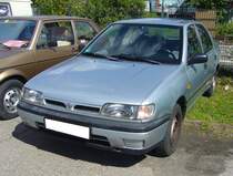 Nissan Sunny 1.4 LX Stufenhecklimousine. Der Nissan Sunny der N13 genannten Modelreihe wurde in Deutschland ab 1990 angeboten und war optisch wie technisch deutlich moderner als sein Vorgänger. Nissan ging weg vom Kantendesign der 80er, hin zu runden und gefälligen Formen. Angeboten wurde der Sunny als Steilheck, Stufenheck und als Kombi. Ein bei uns ebenfalls nicht unbekannter Coupé-Ableger des Sunny war der Nissan 100NX. Die LX-Ausstattung, in der dieses Auto einher kommt, war die Basisversion dieser Modellreihe. Das Modell war mit etlichen Vierzylinderreihenmotoren lieferbar. Der hier gezeigte Nissan hat einen Hubraum von 1392 cm³ und leistet 75 PS. 16. Oldtimer-Festival an der  Alten Dreherei  in Mülheim an der Ruhr am 15.06.2024.
