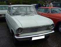 Opel Kadett A Limousine gebaut von 1962 bis 1965. Für die Herstellung des neuen Modelles Kadett wurde eigens, das damals hochmoderne, Werk in Bochum errichtet. Heute ist es leider schon wieder Geschichte. Die Produktion des Kadett A begann im August 1962 und endete im Juli 1965 nach insgesamt 649.512 Fahrzeugen. Hier handelt es sich um einen Kadett A aus dem Jahr 1964. Der Vierzylinderreihenmotor hat einen Hubraum von 993 cm³. Der Motor leistet, je nach Vergaserbestückung, 40 PS oder 48 PS. Wie man anhand der der Plakette oben links an der Windschutzscheibe erkennen kann, war dieser Kadett früher einmal in Österreich zugelassen. 16. Oldtimer-Festival an der  Alten Dreherei  in Mülheim an der Ruhr am 16.06.2024.