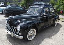 Peugeot 203 Limousine. Das Modell 203 war die erste Neuentwicklung der Marke aus Sochaux nach WW2. Er wurde von 1949 bis 1960 produziert. Der Vierzylinderreihenmotor hat einen Hubraum von 1.290 cm³ und leistet 42 PS. Lediglich die Lieferwagenmodelle U4 leisteten durch die Bestückung mit einem Zenith 32IM Vergaser 45 PS. Es wurden fast 686.000 Einheiten dieses Modelles produziert. 16. Oldtimer-Festival an der  Alten Dreherei  in Mülheim an der Ruhr am 15.06.2024.