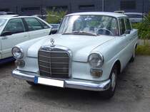 Mercedes Benz W110 200D, gebaut von Februar 1965 bis Februar 1968. Ein solcher 200D stand mit einem Grundpreis von DM 11.500,00 in den Preislisten der Händler. Der Vierzylinderreihendieselmotor hat einen Hubraum von 1988 cm³ und leistet 55 PS. Bei einem Verbrauch von 9 Litern Dieselkraftstoff auf 100 Kilometern, soll der 200D eine Höchstgeschwindigkeit von 130 km/h erreicht haben. 16. Oldtimer-Festival an der  Alten Dreherei  in Mülheim an der Ruhr am 15.06.2024.