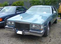 Cadillac Seville der zweiten Generation, wie er von 1980 bis 1985 gebaut wurde. Bereits im Jahr 1975 brachte die Cadillac Division das Modell Seville zur Abrundung der Produktpalette nach unten heraus. Die Modelle der zweiten Generation waren häufig zweifarbig lackiert. Der gezeigte Wagen ist allerdings einfarbig im Farbton bar harbor blue lackiert. Das Auto konnte mit folgenden Motorisierungen geordert werden: V6-Motor mit 4.1l Hubraum und 126 PS, V8-Motor mit 6.0l Hubraum und 147 PS, V8-Motor mit Zylinderabschaltung, 6.0l mit 142 PS und einem V8-Dieselmotor mit 5.7l Hubraum und 106 PS. 16. Oldtimer-Festival an der  Alten Dreherei  in Mülheim an der Ruhr am 16.06.2024.