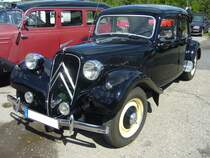 Citroen 11CV BN aus dem Jahr 1956. Vorgestellt wurde der  Traction Avant  bereits im Jahr 1934 auf den Automobilsalons von Paris und Brüssel. Er ist somit ein Vorkriegsmodell, das nach WW2 mit großem Erfolg weiter produziert wurde. Bis zum Produktionsende im Jahr 1957, wurden 759.123 Fahrzeuge dieses Modelles hauptsächlich als Limousine, aber auch als Coupe und Cabriolet produziert. Der Vierzylinderreihenmotor hat einen Hubraum von 1898 cm³ und leistet 60 PS. 16. Oldtimer-Festival an der  Alten Dreherei  in Mülheim an der Ruhr am 15.06.2024.