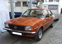 Opel Ascona B in der Karosserieversion viertürige Limousine im Farbton aztekengold aus dem Jahr 1979. Der glattflächige Ascona B wurde auf der IAA des Jahres 1975 vorgestellt. Er war als zwei- und viertürige Limousine lieferbar. Gemäß der vorliegenden Originalkaufrechnung für dieses Auto aus Juli 1979 kostete dieser Ascona B genau DM 19.000,00. Der Erstbesitzer hatte sich für die luxuriöse Berlina-Ausstattung, kombiniert mit der sportlichen SR-Ausstattung entschieden. Als Motorisierung wählte er den 2.0S Motor. Dieser Vierzylinderreihenmotor hat einen Hubraum von 1979 cm³ und leistet 100 PS. Die Höchstgeschwindigkeit gab das Opel-Werk mit 173 km/h an. Im Jahr 1981 wurde die Produktion zu Gunsten des Nachfolgers Ascona C eingestellt. 16. Oldtimer-Festival an der  Alten Dreherei  in Mülheim an der Ruhr am 15.06.2024.