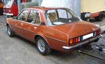 Heckansicht eines viertürigen Opel Ascona B im Farbton aztekengold aus dem Jahr 1979. 16. Oldtimer-Festival an der  Alten Dreherei  in Mülheim an der Ruhr am 15.06.2024.