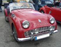 Triumph TR3A im Farbton cherryred, gebaut von 1957 bis 1962. Der TR3A basierte auf dem bereits im Jahr 1955 vorgestellten TR3 und unterschied sich nur äußerlich von diesem. Bestes Unterscheidungsmerkmal sind die vorhandenen, äußeren, Türklinken. Der größte Teil der über 58.000 produzierten TR3A wurde in die USA exportiert. Der Vierzylinderreihenmotor hat einen Hubraum von 1991 cm³ und leistet zwischen 85PS und 95 PS. Die Höchstgeschwindigkeit liegt bei ca. 170 km/h. Der gezeigte TR3A wurde 1959 erstmalig in den Niederlanden zugelassen. 16. Oldtimer-Festival an der  Alten Dreherei  in Mülheim an der Ruhr am 15.06.2024.