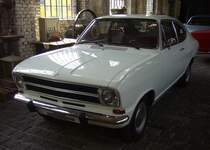 Opel Kadett B Coupe der Modelljahre 1971 bis 1973. Der im damaligen Opel-Werk in Bochum produzierte Kadett B wurde 1965 vorgestellt. Bis zum Modelljahr 1970 wurde die Coupeversion als das sogenannte  Kiemencoupe  ausgeliefert. Ab 1971 erfolgte dann die Modernisierung der Coupe-Karosserie auf die gezeigte Form. Standardmotorisierung für dieses Coupe war ein Vierzylinderreihenmotor mit einem Hubraum von 1196 cm³ und einer Leistung von 60 PS. Die Höchstgeschwindigkeit gab Opel mit 140 km/h an. Im August 1971 kostete ein solches Kadett Coupe in der Grundausstattung DM 8625,00. 16. Oldtimer-Festival an der  Alten Dreherei  in Mülheim an der Ruhr am 15.06.2024.