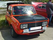 Simca 1000 aus dem Jahr 1978, der optisch und technisch auf einen Simca Rallye 2 umgebaut wurde. Im Jahr 1961 brachten die Mannen aus Nanterre den kompakten Simca 1000 auf den Markt. Er folgte dem bewährten Muster dieser Autoepoche in Frankreich = Heckmotor und vier Türen. Durch seine gute Raumausnutzung wurde der Wagen, insbesondere in seinem Heimatland, ein Verkaufserfolg. Dieser, im Farbton sumatra rot lackierte Wagen, hat einen wassergekühlten Vierzylinderreihenmotor, der aus einem Hubraum von 1294 cm³ 95 PS leistet. 16. Oldtimer-Festival an der  Alten Dreherei  in Mülheim an der Ruhr am 15.06.2024.