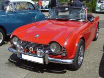 Triumph TR4 aus dem Jahr 1962 im Farbton signal red. Verglichen mit seinem legendären Vorgänger TR3, bot der von Giovanni Michelotti gezeichnete TR4, wesentlich mehr Komfort. Obwohl der TR4 über versenkbare Seitenscheiben, ein wesentlich besseres Verdeck und über einen Kofferraum verfügte, verlor er nichts von seinen sportlichen Qualitäten. Mit dem völlig neuen Vierzylinderreihenmotor mit einem Hubraum von 2138 cm³ und einer Leistung von 105 PS erreichte das Modell ein Leistungsniveau das sich ohne weiteres mit den Konkurrenten in dieser Kategorie messen konnte. Die Höchstgeschwindigkeit wurde mit 175 km/h angegeben. Der relativ günstige Preis sorgte von 1962 bis 1965 für ein Produktionsvolumen von rund 40.000 Fahrzeugen. 16. Oldtimer-Festival an der  Alten Dreherei  in Mülheim an der Ruhr am 15.06.2024.