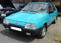 Skoda Favorit 135L. Der Kompaktwagen Favorit kam 1987 auf den Markt. Es gab auch ein dazugehöriges Kombimodell namens Forman. Der gezeigte  Favorit  ist ein Modell, wie es in den Jahren von 1991 bis 1993 in Mlada Boleslav vom Band lief. Der Vierzylinderreihenmotor mit einem Hubraum von 1289 cm³ leistet je nach Modelljahr 57 PS oder 58 PS. 16. Oldtimer-Festival an der  Alten Dreherei  in Mülheim an der Ruhr am 15.06.2024.