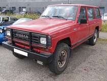 Nissan Patrol LWB. Diese Baureihe nannte sich Patrol 160 und war mit kurzem und langem Radstand lieferbar. Meines Wissens war dieses Modell auch der erste SUV, den Nissan auch in Deutschland anbot. Der Kunde konnte zwischen einem Diesel- und einem Benzinmotor wählen. Beides waren Sechszylinderreihenmotoren. Der Benziner hat einen Hubraum von 2783 cm³ und einer Leistung von 120 PS. Der Selbstzünder hat einen Hubraum von 3246 cm³ und leistet 95 PS. Ab dem Modelljahr 1983 war das Modell auch als Turbo-Diesel lieferbar. Die Leistung betrug dann, bei gleichem Hubraum, 110 PS. 16. Oldtimer-Festival an der  Alten Dreherei  in Mülheim an der Ruhr am 15.06.2024.