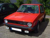 VW Golf 1 GTI. Der Golf GTI (Werkscode Typ 17) wurde im Jahr 1975 auf der Frankfurter IAA vorgestellt. Den GTI gab es zum Modellstart nur in den Farben marsrot und diamantsilbermetallic. Zwischen 1976 und 1983 wurden ca. 462.000 Golf 1 GTI gebaut. Die einstigen Golf GTI-Entwickler und Ingenieure hatten mit dem Absatz von maximal 5.000 GTI´s pro Jahr gerechnet. Es wurden dann durchschnittlich 57.000 GTI´s pro Jahr. Interessant war auch die Exportquote des damals schnellsten VW Golf 1. 35% aller Golf GTI gingen nach Frankreich, 18% wurden nach Italien exportiert und 13% in die Schweiz. Ein solcher, marsroter, GTI war im Jahr 1983 ab DM 20.465,00 zu haben. Der Vierzylinderreihenmotor hat einen Hubraum von 1780 cm³ mit einer Leistung von 112 PS. 16. Oldtimer-Festival an der  Alten Dreherei  in Mülheim an der Ruhr am 15.06.2024.