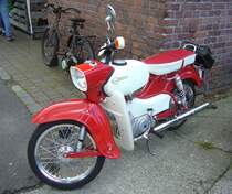 Simson Sperber. Das Leichtkraftrad  Sperber  wurde von 1966 bis 1972 im VEB Fahrzeug- und Jagdwaffenwerk  Ernst Thälmann“ im thüringischen Suhl produziert. Das abgelichtete Mokick scheint mir aber technisch ein wenig modifiziert worden zu sein, da es am Vorderrad eine Scheibenbremse hat. Angetrieben wird das Zweirad von einem Einzylinderzweitaktmotor, der durch den Fahrtwind gekühlt wird. Dieser Zweitakter hat einen Hubraum von 49,6 cm³ und leistet rund 4,6 PS. 16. Oldtimer-Festival an der  Alten Dreherei  in Mülheim an der Ruhr am 15.06.2024.