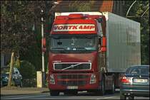 Tglich sind die Volvo´s von VORTKAMP Khllogistik GmbH aus Ahaus im Mnsterland unterwegs. Das Familienunternehmen setzt 30 Fahrzeuge (alle mit Standklima) ein die grtenteils in Deutschland und den Niederlanden eingesetzt werden. VORTKAMP hat sich auf den Transport von Tiefkhlgter, (Pomes, Torten oder Pizza), Frische-Logistik, (Obst, Gemse, Molkereiprodukte, Pflanzen) und Trockengter (Brot und Backwaren oder Schokolade) spezialisiert. Der Fuhrpark setzt sich aus VOLVO FH12 460 und VOLVO FH 440PS Euro5 zusammen. Im Bild ist ein VOLVO FH12 460PS zusehen.
