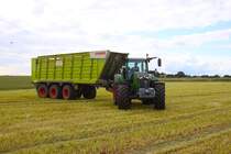 Lohnunternehmer Norbert Mäser Fendt Vario 728 mit Claas Cargos 760 Anfang Juni beim GPS Häckseln