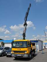 Mercedes Atego 1224 mit ausgefahrenem Kran auf einer kleinen Gewerbeausstellung am 04.07.2009 in Bad Mnstereifel.
