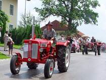 IHC,MC-Cormic B414,Bj1964,40PS nimmt mit Startnummer 141 bei der Oldtimerausfahrt  Stehrerhof  teil;090705