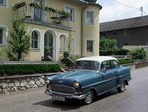 OPEL Olympia-Rekord Bj1956, bringt mit seinen 45PS und der 3Gang Lenkradschaltung eine Hchstgeschwindigkeit von 122km/h auf die Strasse, Oldtimerausfahrt Stehrerhof in Neukirchen/Vckla; 09070