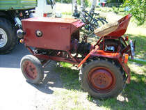 Seitenansicht des Eigenbautraktor auf dem Veranstalltungsgelnde des Hohburger Traktorentreffens