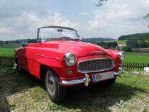 SKODA-Felicia,Bj1961 mit der Kulisse des Hausruckviertels anlsslich der Oldtimerausstellung beim Stehrerhof in Neukirchen/Vckla; 090507