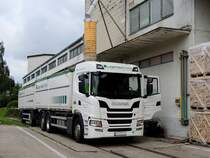 SCANIA S500 incl. Anhänger vom Lagerhaus-Agrar werden staubfrei (am noch bestehenden) Anschlußgleisstutzen beim Lgh. Ried mit Getreide beladen; 240701
