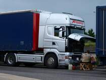 Fernfahrerwochenende auf dem Rasthof Aachener Land an der A4. Bei knapp 30 Grad versuchen die zwei mit ihrem Scania R450 das beste daraus zu machen bevor es Sonntag Abend weiter geht.