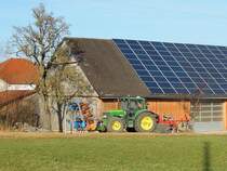 JohnDeere-6420 (81kW, bzw.110PS; 4525ccm; max50km/h) gönnt sich eine kleine Auszeit; 240205