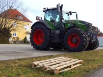 FENDT-728Vario (208kW/283PS; 7525ccm; max.60kmh) hätte wohl mit seinen annähernd 10Tonnen Eigengewicht die als Parkplatzhalter vorgesehene Einwegpalette zu Kleinholz gemacht; 240210