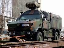 KMW-Dingo2 (KNDS) des österr.Bundesheeres, wurde am Bhf. Ried auf einen Waggon verladen, und steht schon Transportgesichert zur Abfahrt bereit; 240210