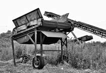 altes Rollenlaufband, eine Mischung aus Forttschritteilen und Eigenbau, sowas wurde genutzt um bei Rben oder Kartoffeln die Erde los zu bekommen, die dann einfach durch fiel
gesehen in Anklam