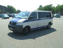 VW Kastenwagen des Ordnungsamtes Duisburg am Bahnhofs-Vorplatz des Duisburger Hbf`s