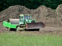 betagte Planierraupe mit einer Vibrationwalze in Fulda am 22.06.09