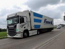 SCANIA 460R braust samt Kühlsattelauflieger auf der nun abfallenden B143 in Richtung Schärding; 240701