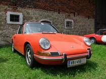Porsche911 Targa-Softwindow wartet nach dem Gewitterregen auf die Oldtimerausfahrt beim Stehrerhof in Neukirchen/Vckla; 090705